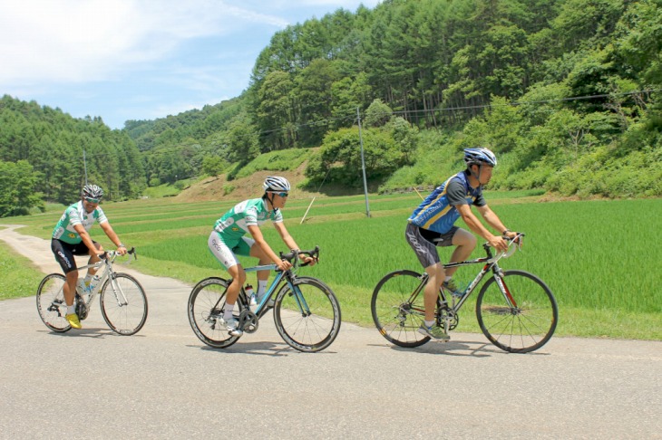 山間の長閑な田園風景の中を行く。本番当日は秋の気配が近づく頃だ