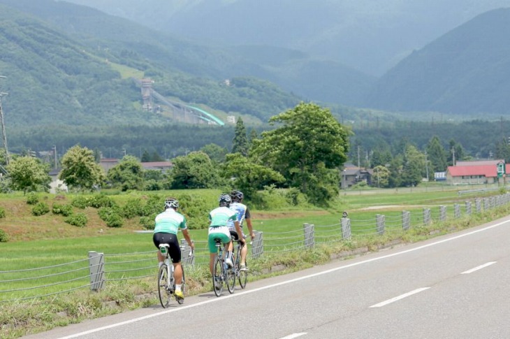 遠目に見える白馬スキージャンプ台まであと少し。信州ならではの田舎風景が広がる区間だ