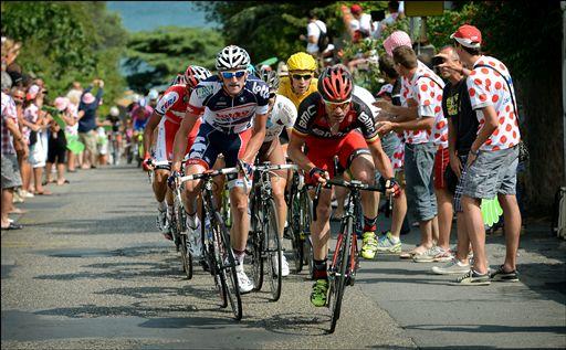 3級山岳モンサンクレールでペースを上げるカデル・エヴァンス（オーストラリア、BMCレーシングチーム）