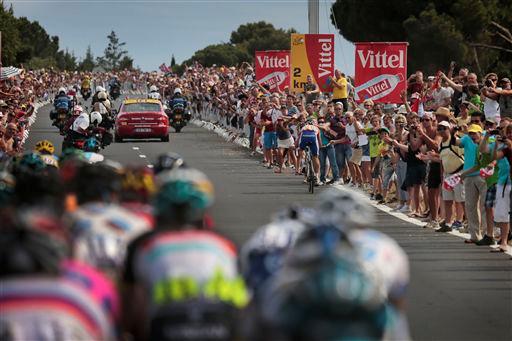 南フランスの海でバカンス中の観客が沿道に詰めかけた