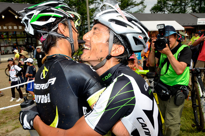 健闘を称える山本和弘（キャノンデールレーシングチーム）と斉藤亮（MIYATA-MERIDA）