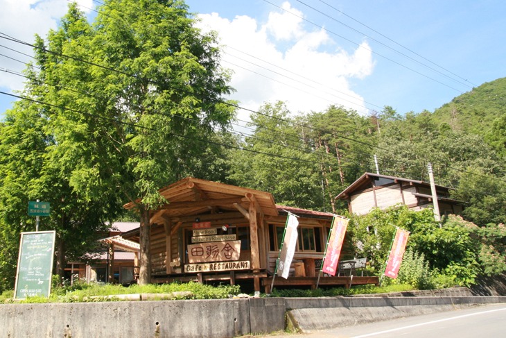 東のエイドステーションの予定地、田歌にあるスローフードのお店。テラスやバイクハンガーもあり、サイクリストが気軽に利用できる