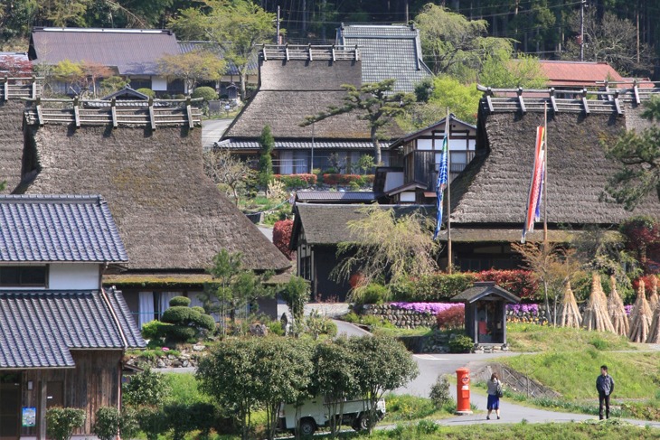 茅葺きの古民家が多く残る京都府南丹市美山町。自転車の聖地として認知される