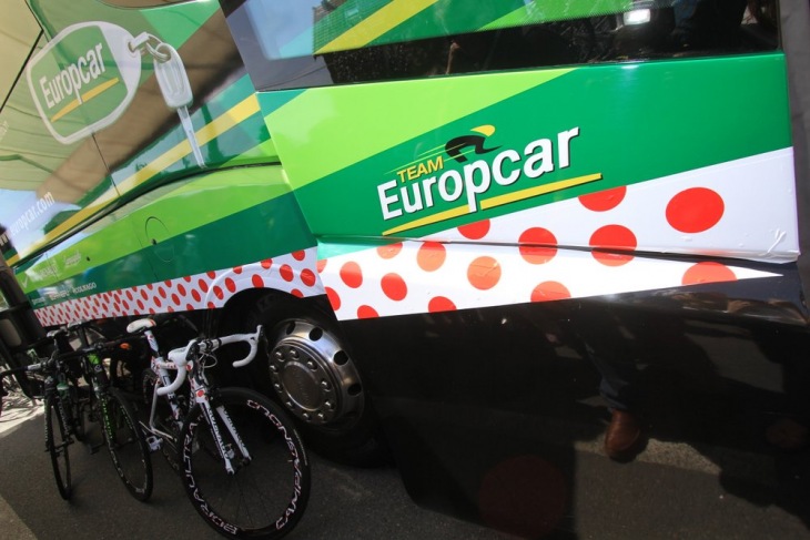 ユーロップカーはヴォクレールのマイヨアポアを祝い、赤い水玉がチームバスにあしらわれた