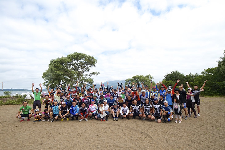 東北CX恒例の集合写真 磐梯山と猪苗代湖をバックに
