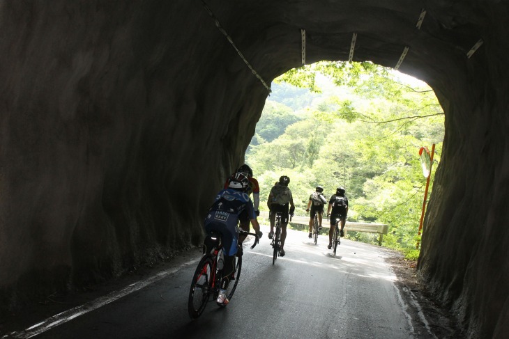 コースには小さなトンネルも多く、走っていて飽きない