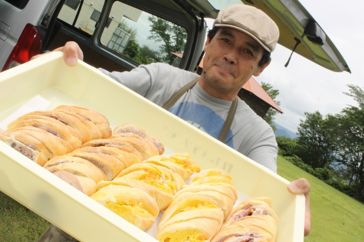 頂上に設けられたエイドステーションで焼きたてパンのご褒美