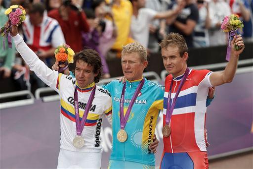 表彰台、左から2位リゴベルト・ウラン（コロンビア）、優勝アレクサンドル・ヴィノクロフ（カザフスタン）、3位アレクサンダー・クリストフ（ノルウェー）
