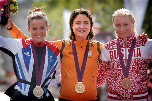 表彰台、左から2位リジー・アーミステッド(イギリス)、優勝マリアンヌ・フォス(オランダ)、3位オルガ・ザベリンスカワ(ロシア)