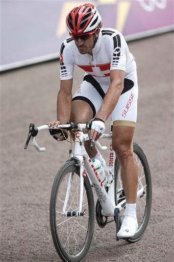 ロンドンオリンピック2012男子ロードレース 終盤に落車して肩を痛めたファビアン・カンチェラーラ(スイス)