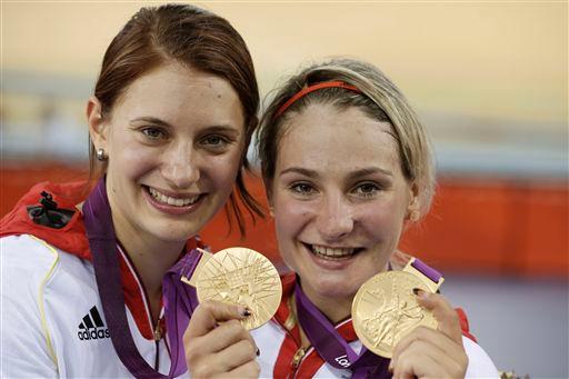 女子チームスプリント 優勝したドイツのミリアム・ヴェルテとクリスティーナ・ヴォーゲル