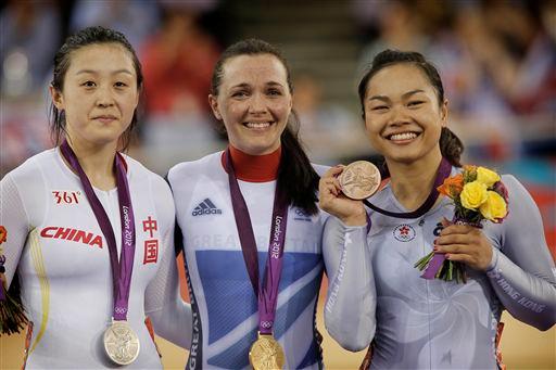 女子ケイリン 表彰台、左から2位シュアン・グオ(中国)、優勝ヴィクトリア・ペンドルトン(イギリス)、3位リー・ウェイスィー(香港)