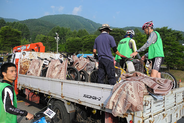 バイクはトラックでスタート地点まで輸送してくれる