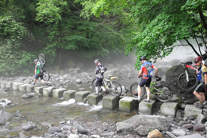 アドベンチャー要素満点！バイクを担いで川俣川を渡る