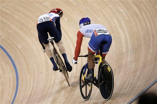 男子スプリント 決勝で火花を散らすジェイソン・ケニー(イギリス)とグレゴリー・ボジェ(フランス)