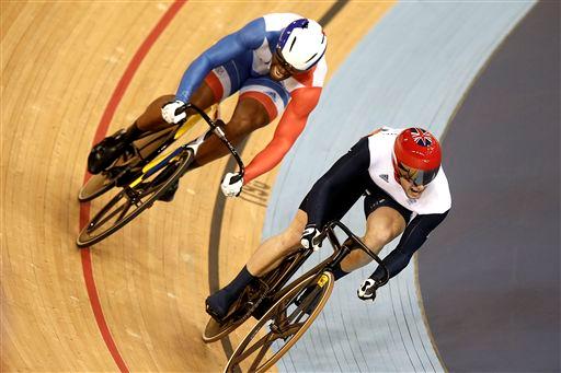 男子スプリント 決勝で火花を散らすグレゴリー・ボジェ(フランス)とジェイソン・ケニー(イギリス)