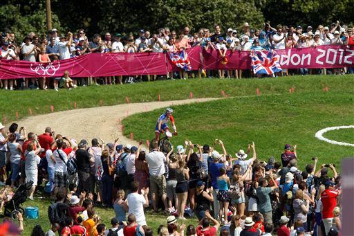 女子MTB　ゴールに向かって独走する