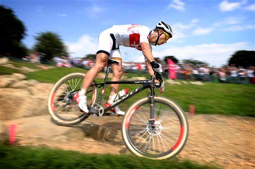 男子MTB 先頭パックで走行するニノ・シューター(スイス)