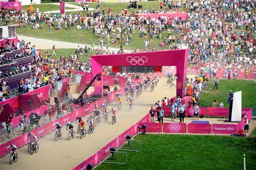 男子MTB 砂埃を巻き上げてスタート