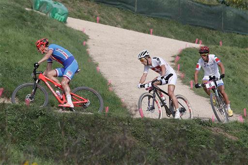 男子MTB 先頭パックを形成するヤロスラフ・クルハヴィ(チェコ)、ニノ・シューター(スイス)、マルコ・フォンターナ(イタリア)