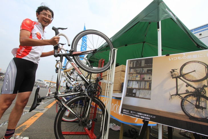 便利な立てかけスタンド、CycleLockerもブース出店。注目を集めていた