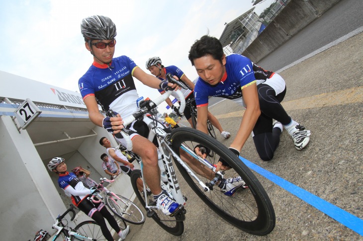 スムーズなライダーチェンジはチームワークが大切だ