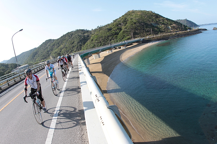 沖縄の海は澄んだエメラルドグリーン。海岸線沿いや海中道路は最高のロケーション