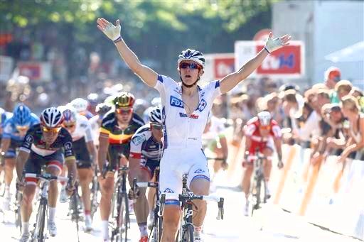 スプリント勝負を制したアルノー・デマール(フランス、FDJ・ビッグマット)