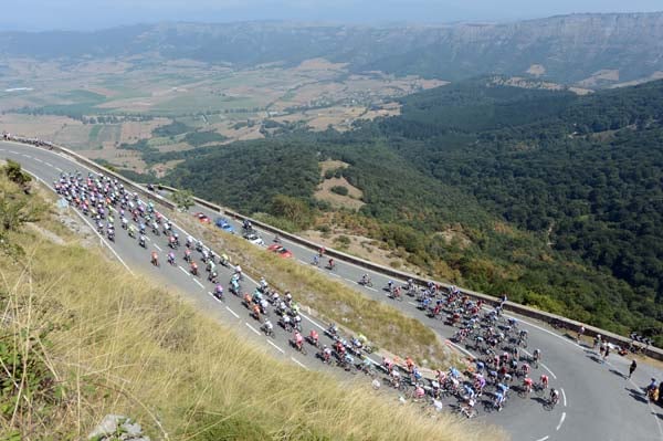 前半の1級山岳オルドゥニャ峠を登るメイン集団