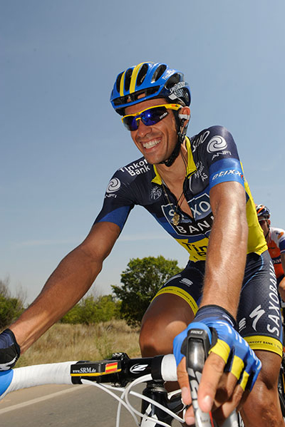 笑顔で第5ステージを走るアルベルト・コンタドール（スペイン、サクソバンク・ティンコフバンク）