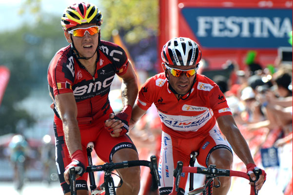 協力して勝利を手にしたフィリップ・ジルベール（ベルギー、BMCレーシングチーム）とホアキン・ロドリゲス（スペイン、カチューシャ）