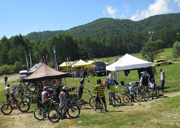 パノラマのゲレンデに下り系のMTBバイカーが集まった