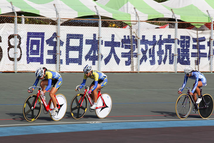 女子ポイントレース　3人の逃げができる