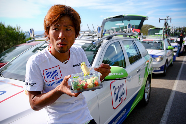 レース後すぐにサラダとフルーツを食べる土井雪広（アルゴス・シマノ）