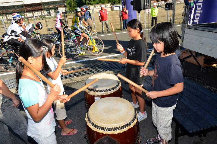 美山音楽団の和太鼓の応援でスタート