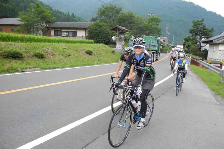 プレサイクリングを楽しむ山本雅道さん・益子直美さんご夫妻