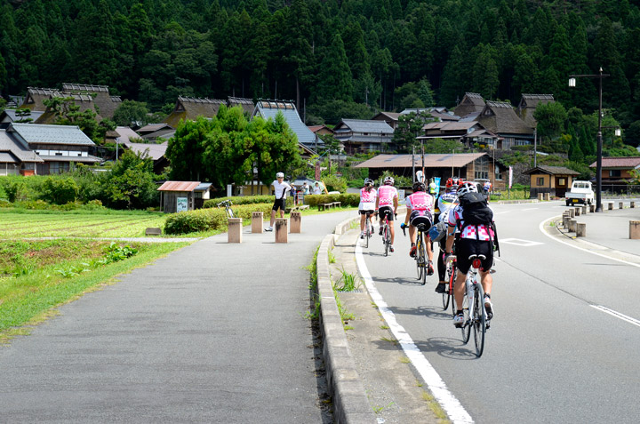 重要伝統的建造物群保存地区とされているかやぶきの里を目前に走る