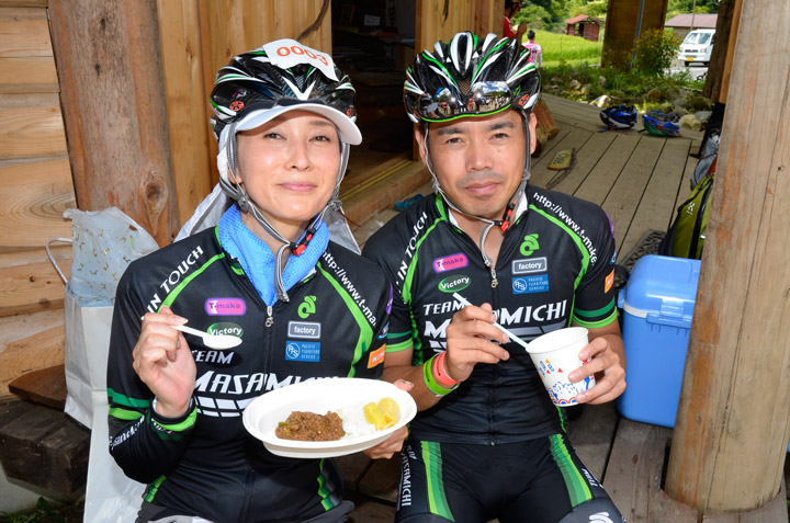 鹿カレーにご満悦の益子直美さんと、かき氷が美味しい山本雅道さん