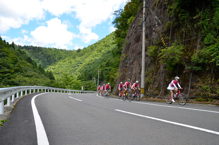 山間の険しい道もルートに含まれる