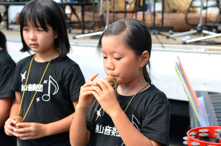 美山の木で作られたコカリナで「美山の子守り唄」を奏でる