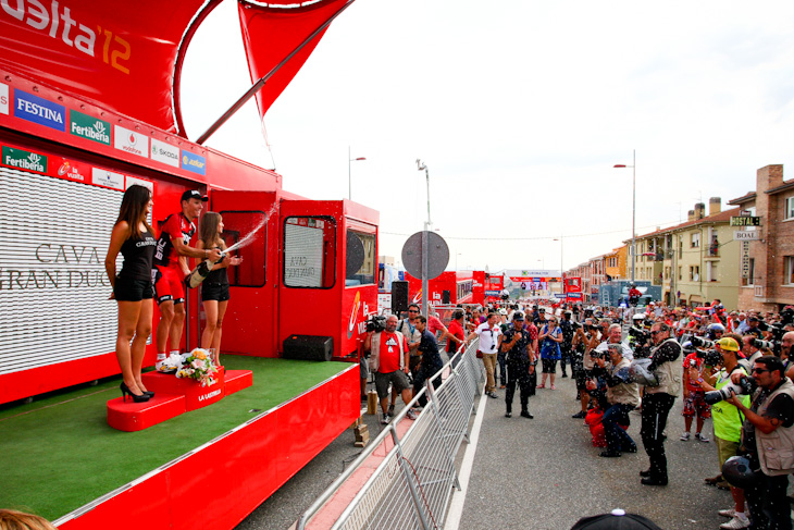 今大会2勝目を飾ったフィリップ・ジルベール（ベルギー、BMCレーシングチーム）がシャンパンを開ける