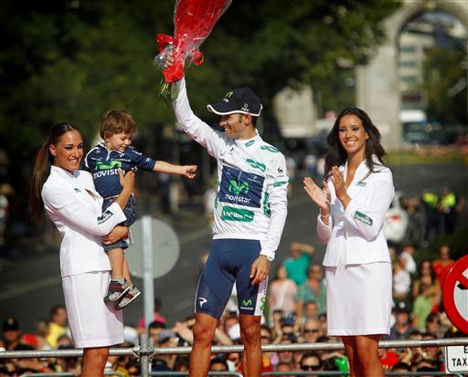 子どもと一緒に表彰台に登った総合2位・ポイント賞・複合賞のアレハンドロ・バルベルデ（スペイン、モビスター）