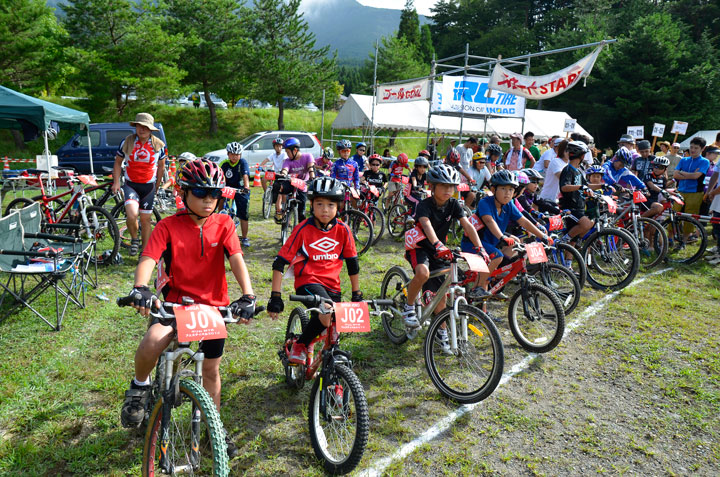 スタートに並ぶジュニアサーキットの子供達