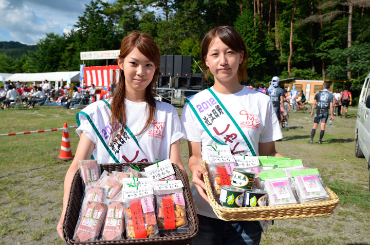 しゃくなげ大使のお二人が手にするのは日野町特産品