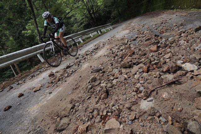 舗装路でも崩落があって気が抜けない