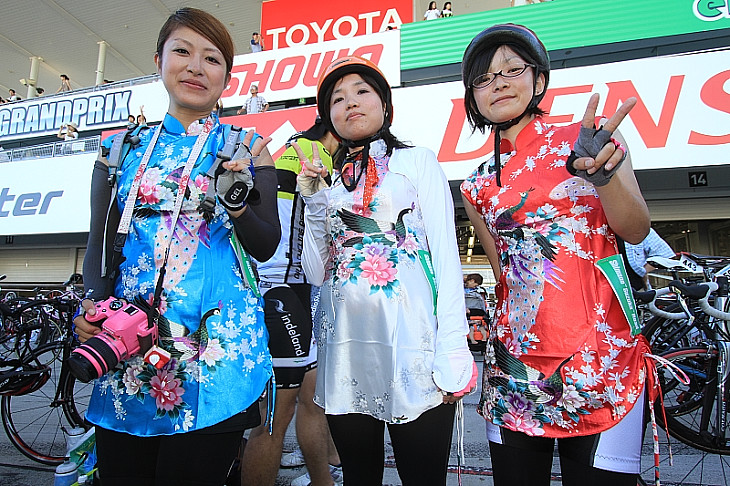 チャイナドレスで出場の3人 なんともセクシー(笑)