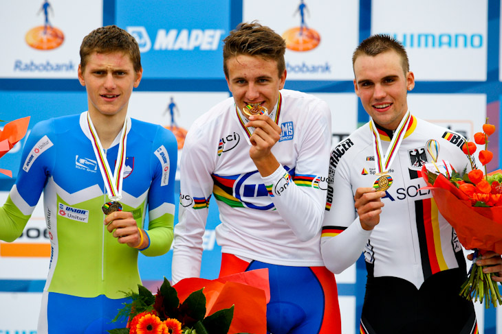 2位マテイ・モホリッチ（スロベニア）、優勝オスカー・スヴェンセン（ノルウェー）、3位マキシミリアン・シャッフマン（ドイツ）