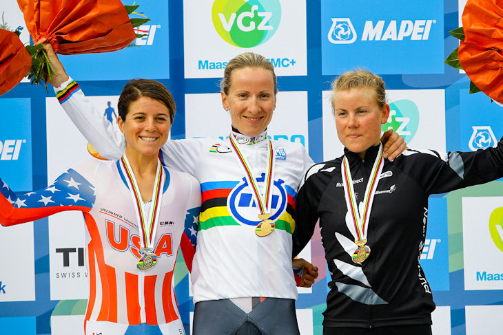 左から、2位イヴリン・スティーヴンス（アメリカ）、優勝ユーディト・アルント（ドイツ）、3位リンダ・ヴィルムセン（ニュージーランド）
