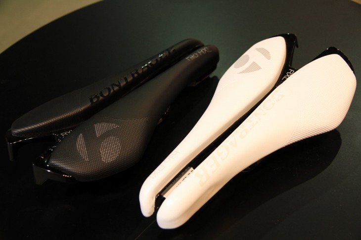 調整幅を持つHilo RXLスピードダイアル(奥)と、調整機構無しのHilo RXL