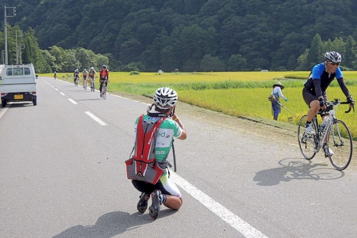 撮影に勤しむ編集長。これが彼の仕事ですから正しい姿です。